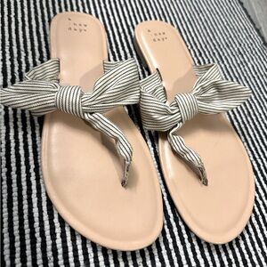 A New Day Black/ White Bow Sandal - Size 8